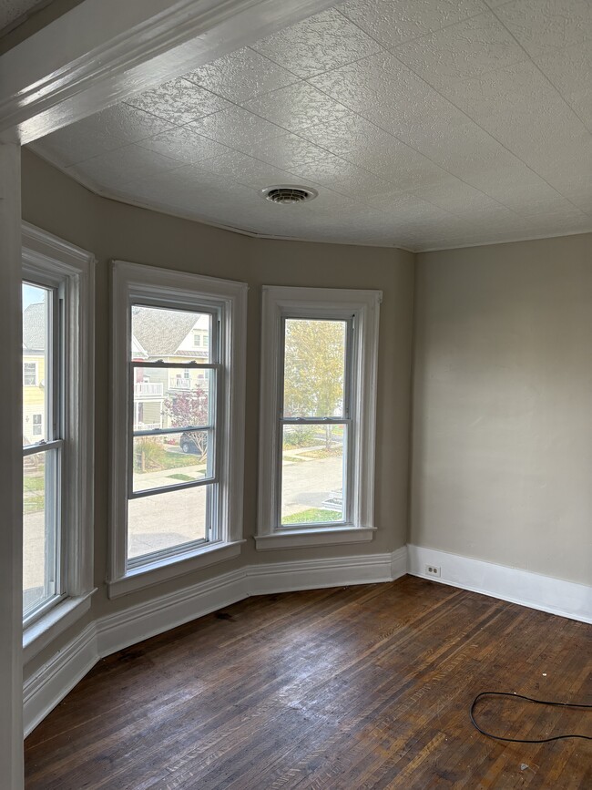 Living room - 31 Kenefick Ave Apartments Unit Upper