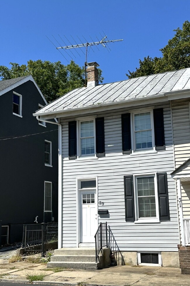 Building Photo - COMING SOON! 2 Bedroom Duplex in Downtown ... Rental