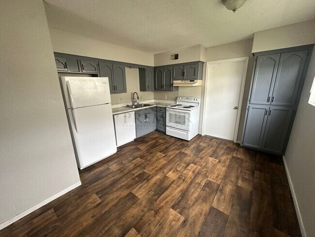 Photo - 300 W Montgomery St