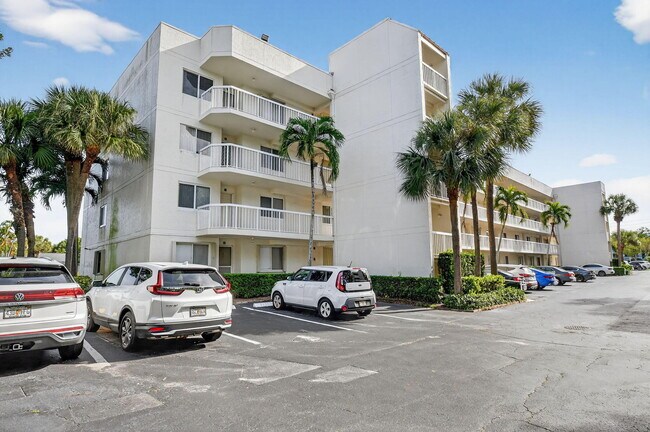 Building Photo - 3146 Via Poinciana Unit 301