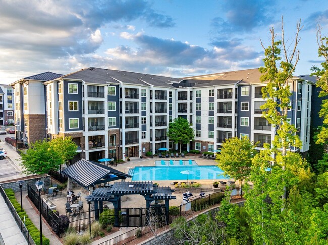 Piscina con área de parrillas, brasero y juegos en el jardín - The Bristol Apartamentos