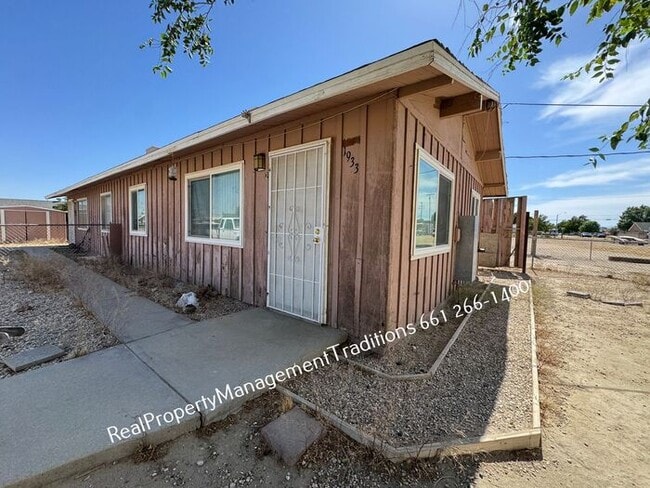 Building Photo - Charming 2 + 1 Duplex in Rosamond