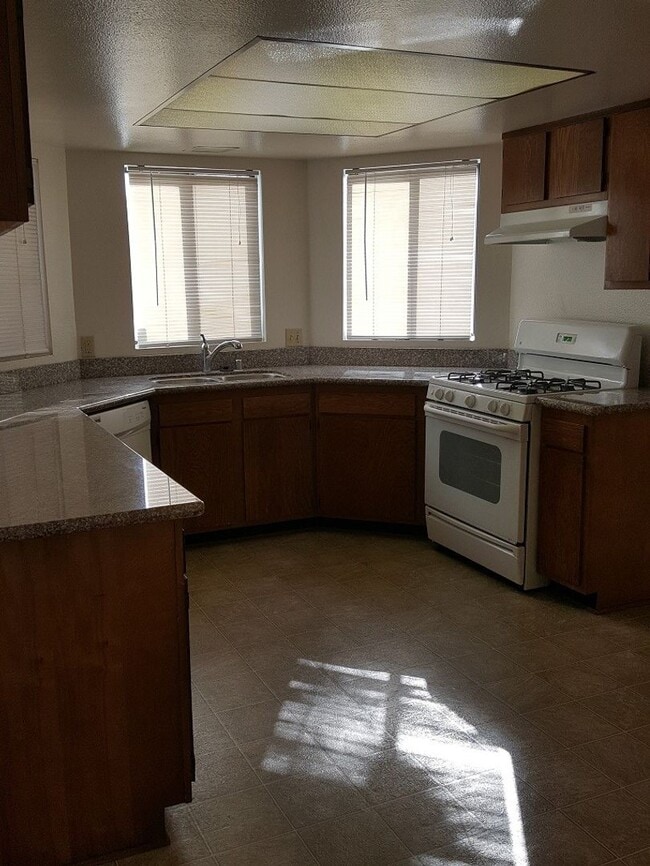 Photo - 1155 Johnson Dr