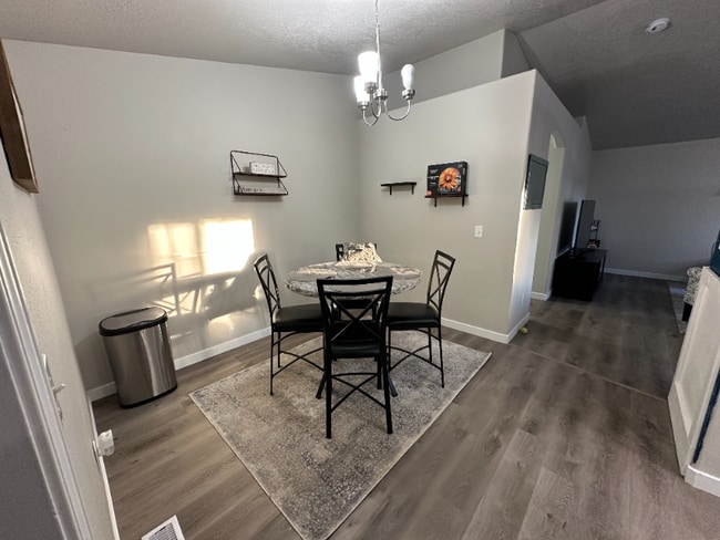 Photo - 1060 Robin Pl