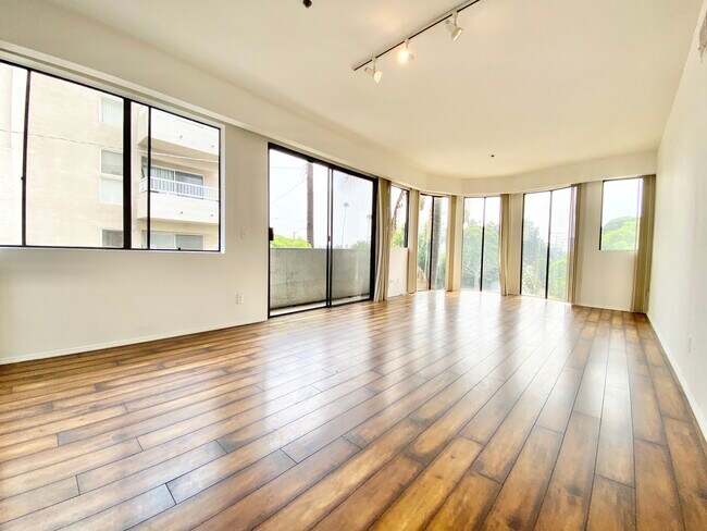 Photo - 316 N Oakhurst Dr Unit 103