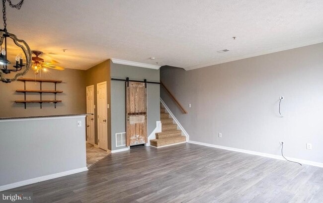 Photo - 4910 Edgeware Terrace