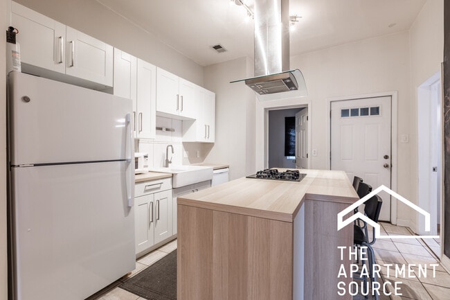 Building Photo - 2554 W Cortland St Unit 1 Rental
