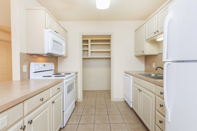 Crescent Plaza - Crescent Plaza Apartments