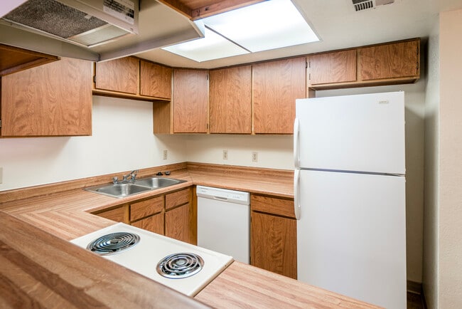 Classic Kitchen - Sunset Springs Apartments