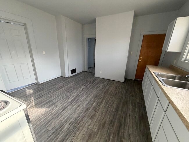 Photo - 716-B Robinson-