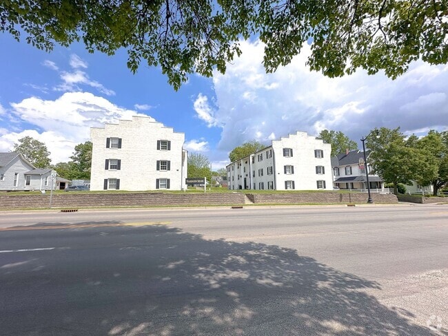 Building Photo - 2 bedroom 1 bath apartment Unit 610-8