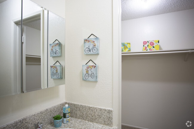 2BR, 1BA-924 SF