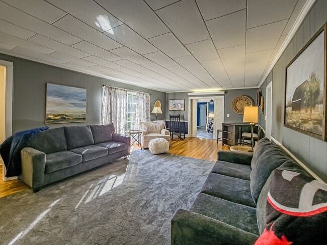 Photo - 405 12th St E