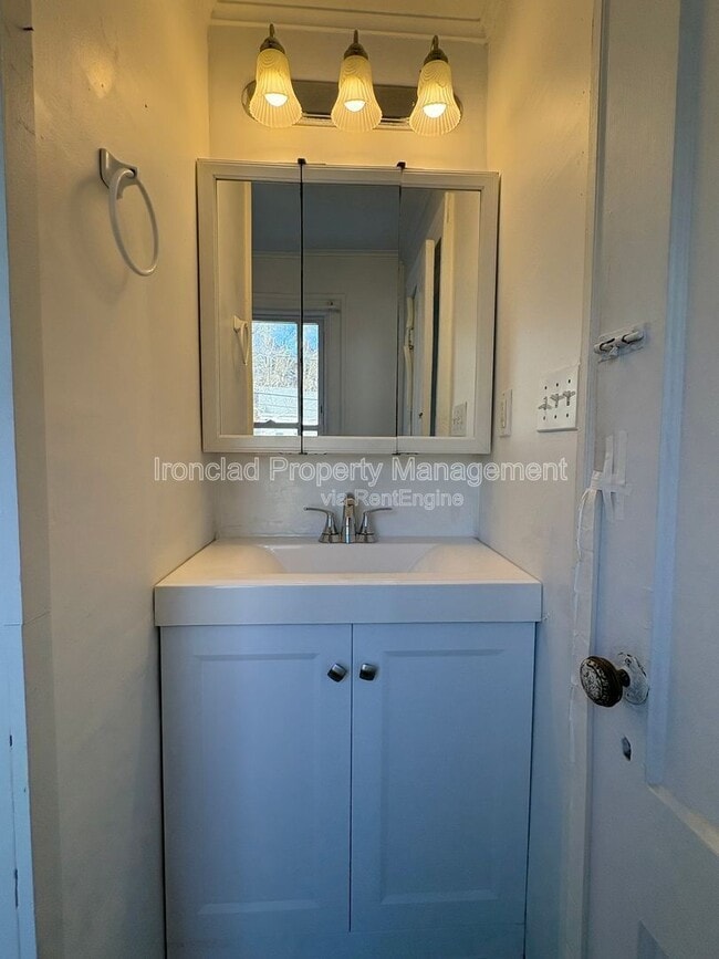 Building Photo - 10 High St Unit C