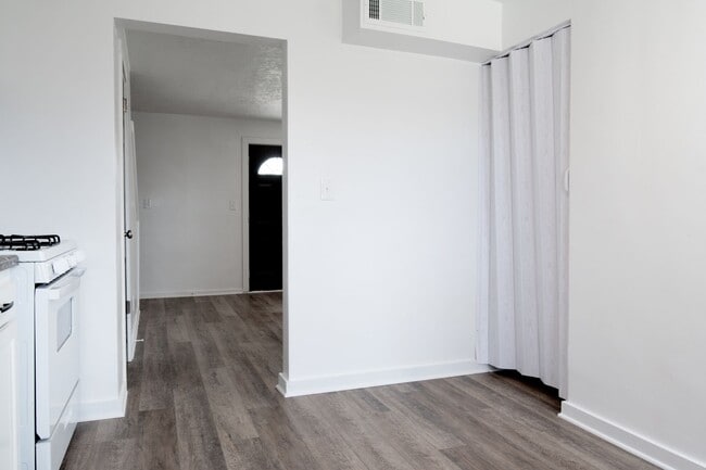 Photo - Three Bedroom Townhouse - With Central Air! Apply now~