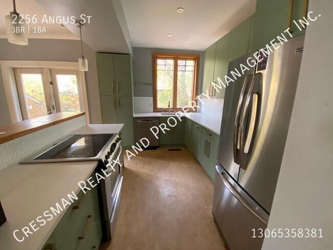 Photo - 3 bed, 1 bath FULL HOUSE with Large Garage located Downtown Regina, SK