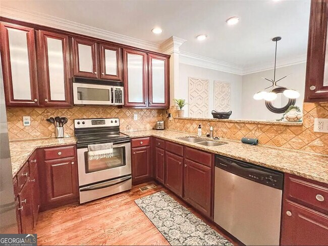 Photo - 634 Irwin St NE