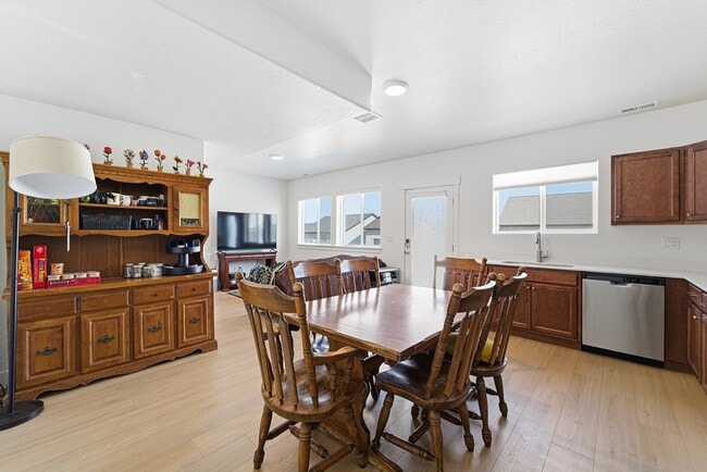 Photo - 682 N Bennedict Dr