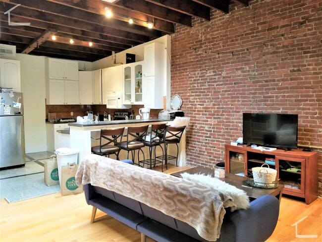 Building Photo - Awesome four bedroom with two bathrooms.....