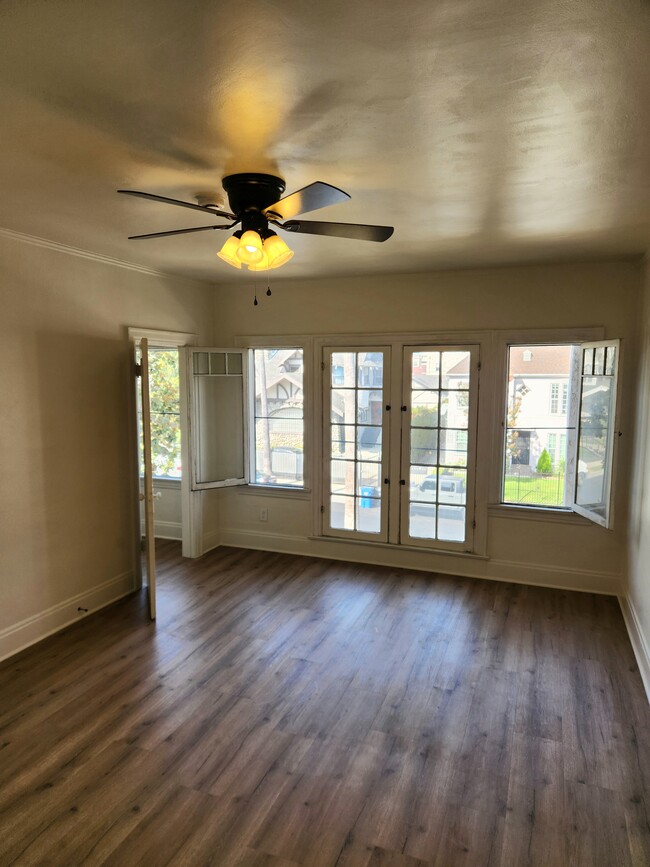 Front facing living room - 1224 4th Ave Apartments