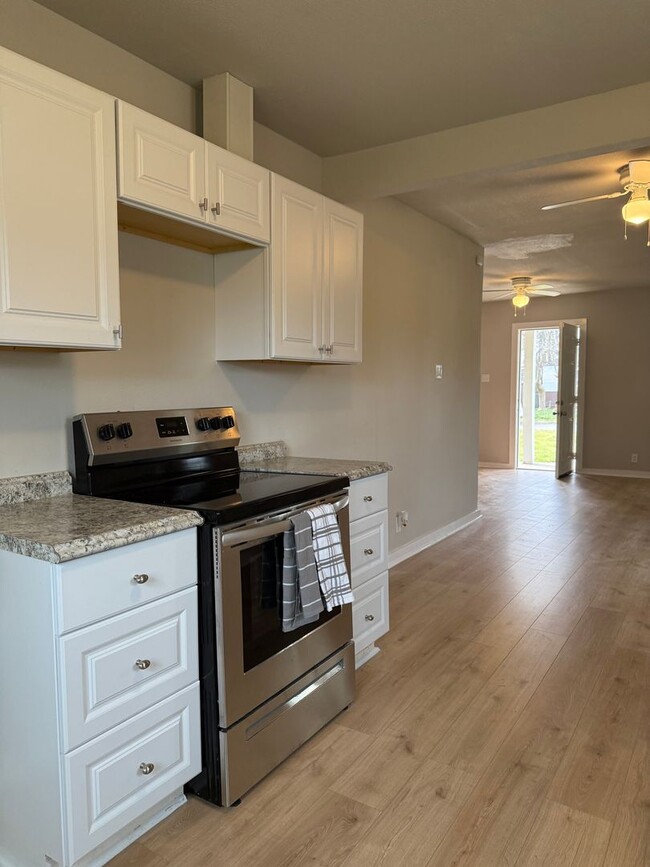 Photo - 3/1 Located in near downtown eating & shopping - Newly Remodeled - FENCED YARD