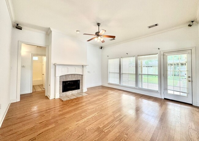 Building Photo - 3 Bed, 2 Bath in Worthington Lake