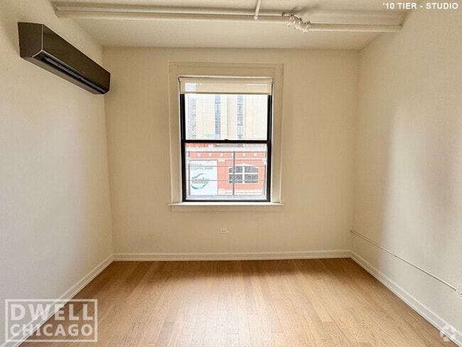 Building Photo - 118 W Chicago Ave Unit 1 Rental