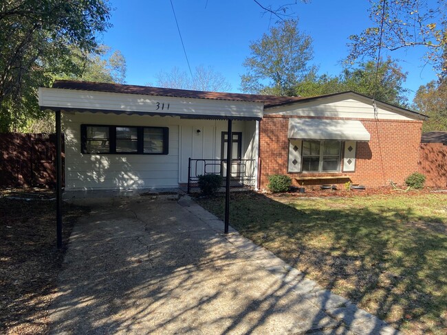 **AVAILABLE NOW**4 Bedroom / 1 Bathroom Ho... - **AVAILABLE NOW**4 Bedroom / 1 Bathroom Ho... House