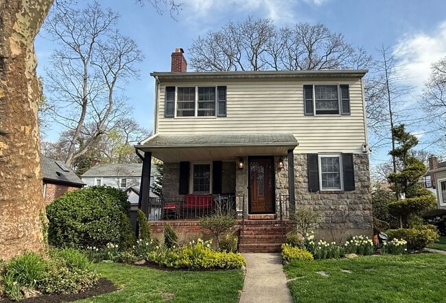 Building Photo - Spectacular 3 Bed/2.5 Bath Colonial in Freeport!