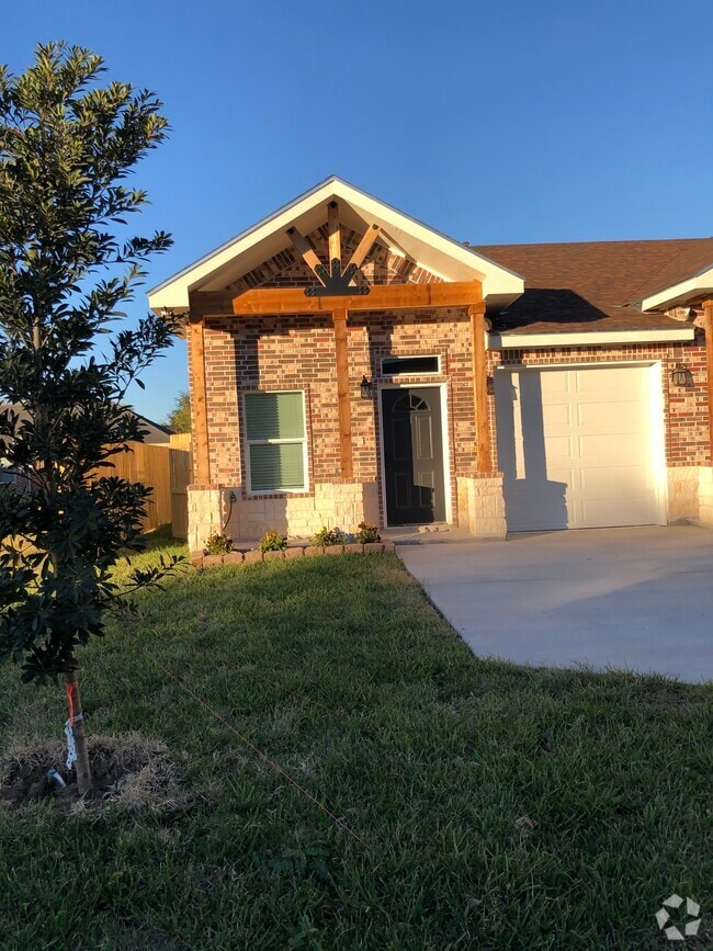 Building Photo - 1027 Fairway Dr Unit 1 Rental