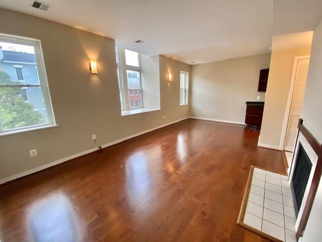 Photo - Dupont - West End Fabulous studio with decorative Fireplace & W/D Unit 23