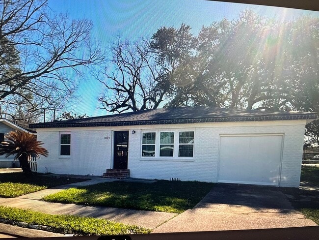 Building Photo - 3 bedroom home