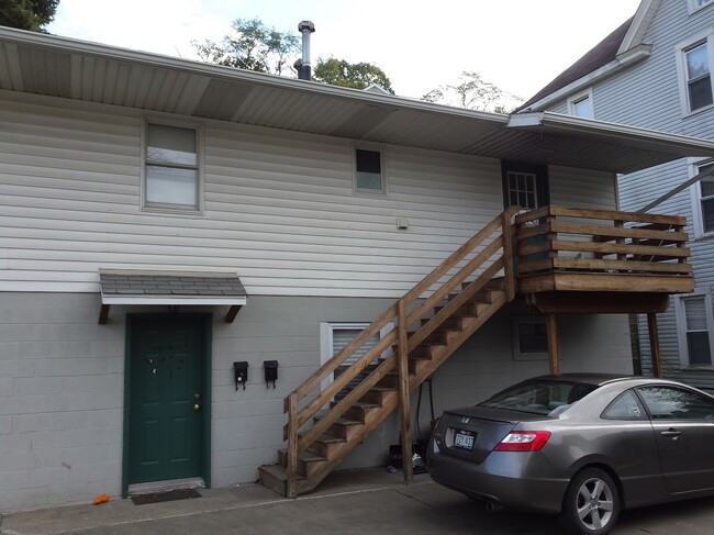 Entry Porch - 320 Overhill St Apartments Unit B