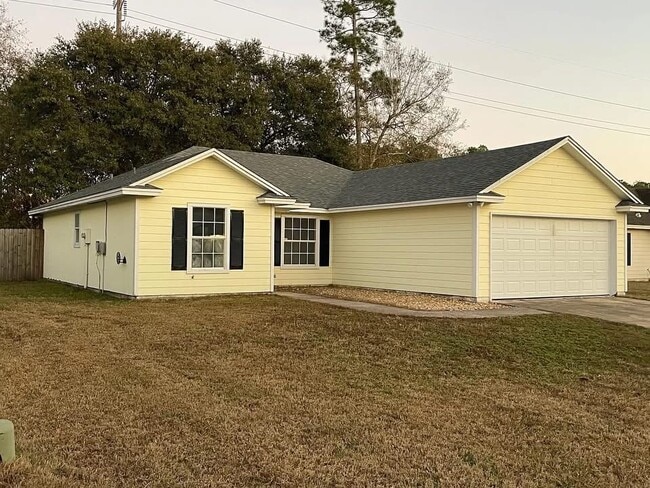 Photo - 329 Hallowes Dr E