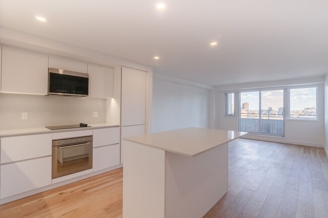 Building Photo - 3460 Rue Peel Unit 1914