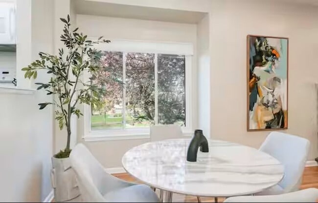 Photo - 549 University Ave