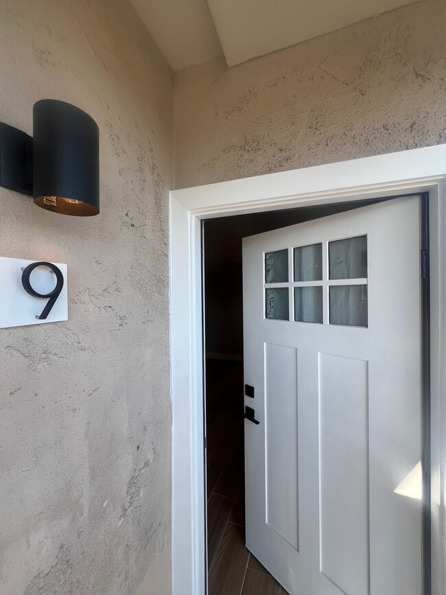 Building Photo - 14921 Vanowen St Unit 9