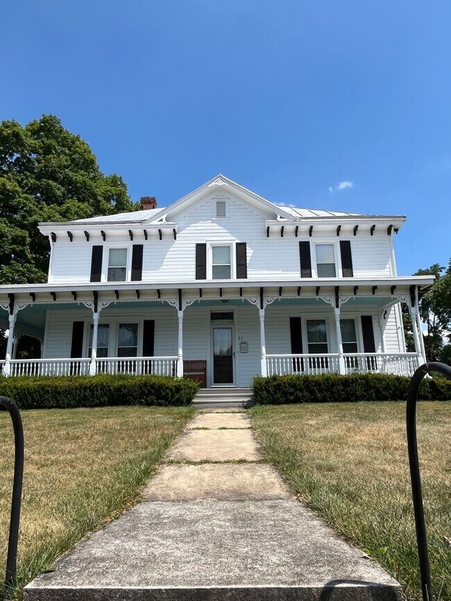 Building Photo - Beautiful 4-bedroom Farmhouse in Raphine a...