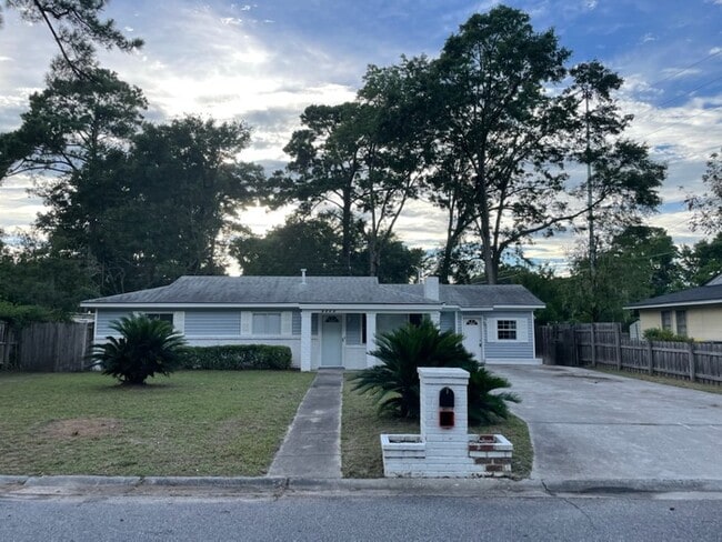 Building Photo - 8505 Lyn Ave