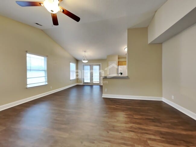 Photo - 105 Peterborough Dr