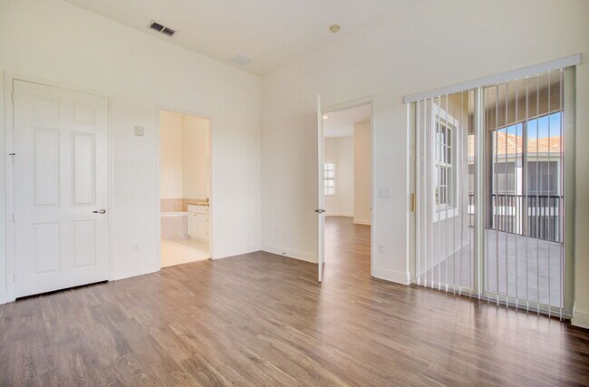 Aberdeen - Large master bedroom with private bathroom and walk-in closet - Greens Edge