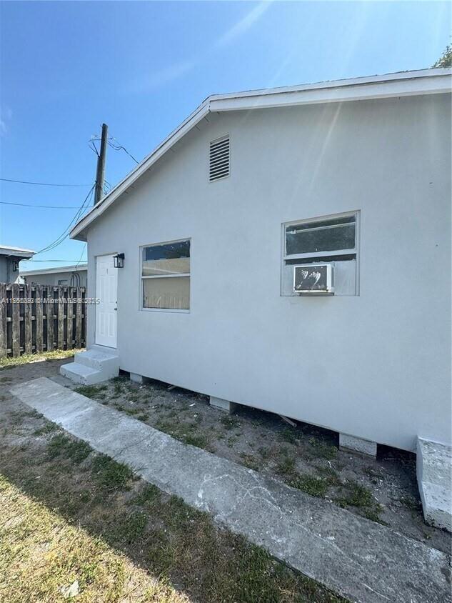 Building Photo - 517 NW 1st Ave Unit 2 Rental