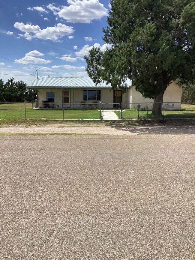 Building Photo - Country living close to town in Portales!