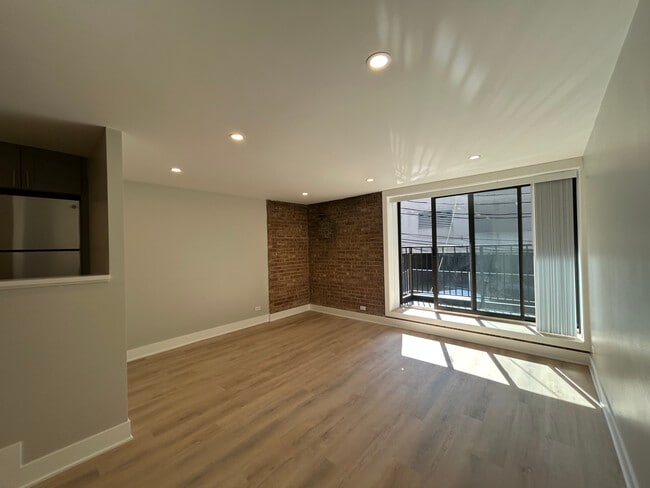 Building Photo - 1214 N La Salle Dr Rental