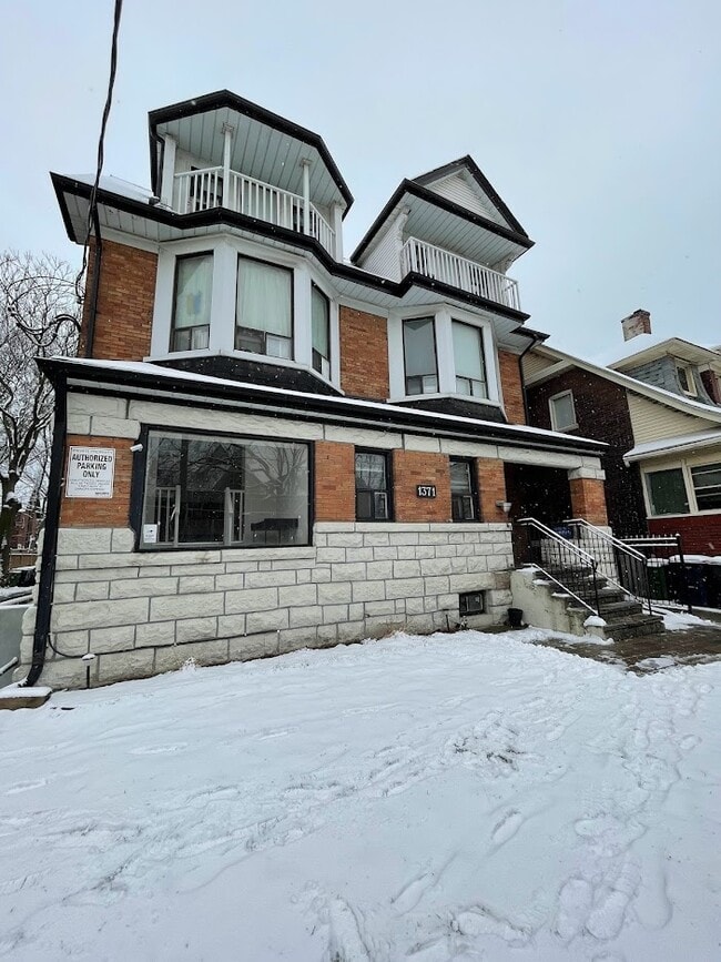 Building Photo - 1 bdrm plus a den! Unit 107