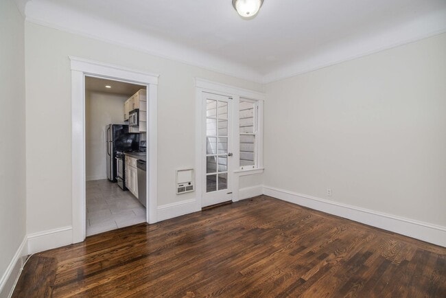 Building Photo - Parking! 2BR. Private Patio! DISHWASHER! On-Site LAUNDRY! HARDWOOD! Unit #1