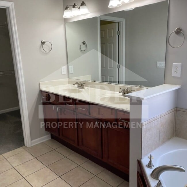 Photo - Emmyllie Ct- 130/132 Unidad 130