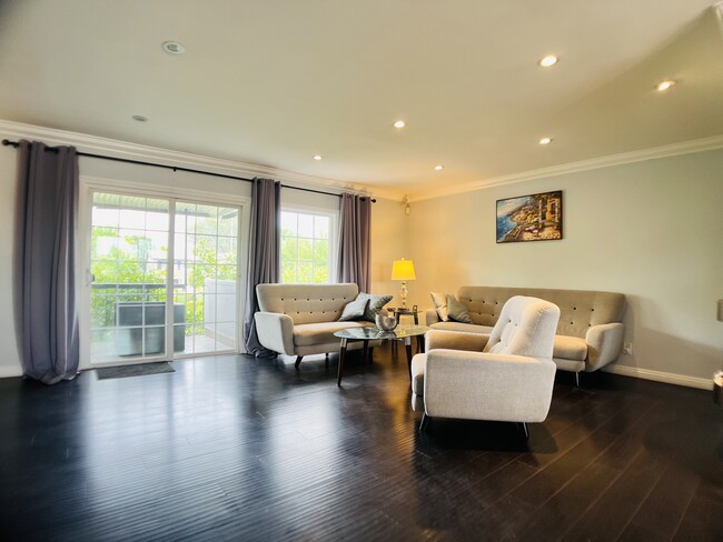 Bright living room - 6301 Coldwater Canyon Ave Apartamentos Unidad Upper