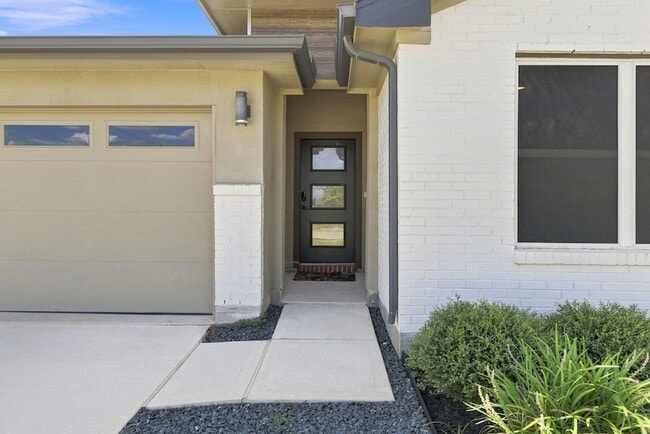 14602 Sweetwater Dr