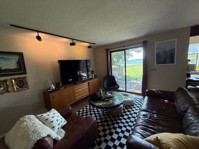 Photo - Spacious End-Unit Townhome in Scenic Shanahan Ridge